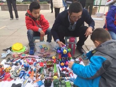 9歲小攤主淘寶造物節(jié)開(kāi)張 舊玩具“雜貨鋪”里的大夢(mèng)想